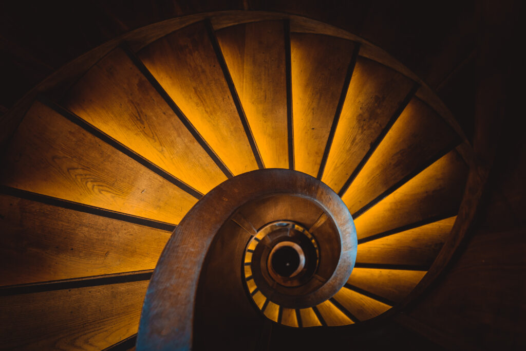 Escalier en colimaçon vu d’en haut : quand faire appel à Artélie Conseil pour un conflit en entreprise