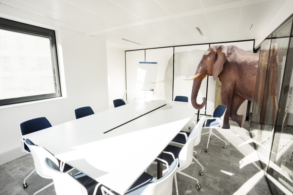 Éléphant entrant dans une salle de réunion lumineuse : nommer l’éléphant dans la pièce lors d’un retournement d’entreprise